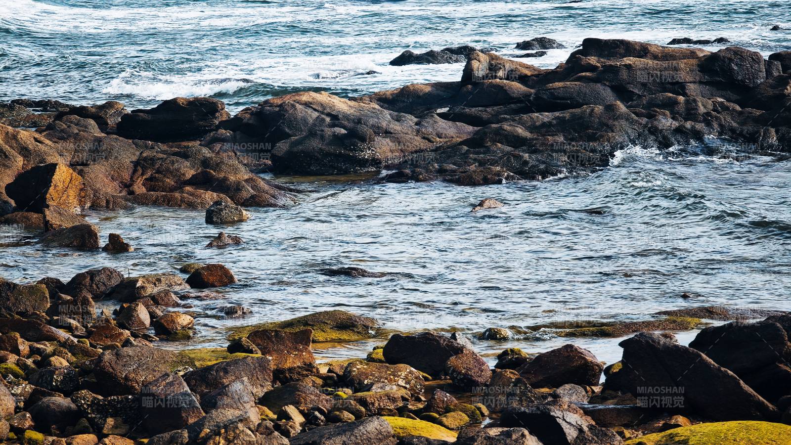 海岸岩石与海浪
