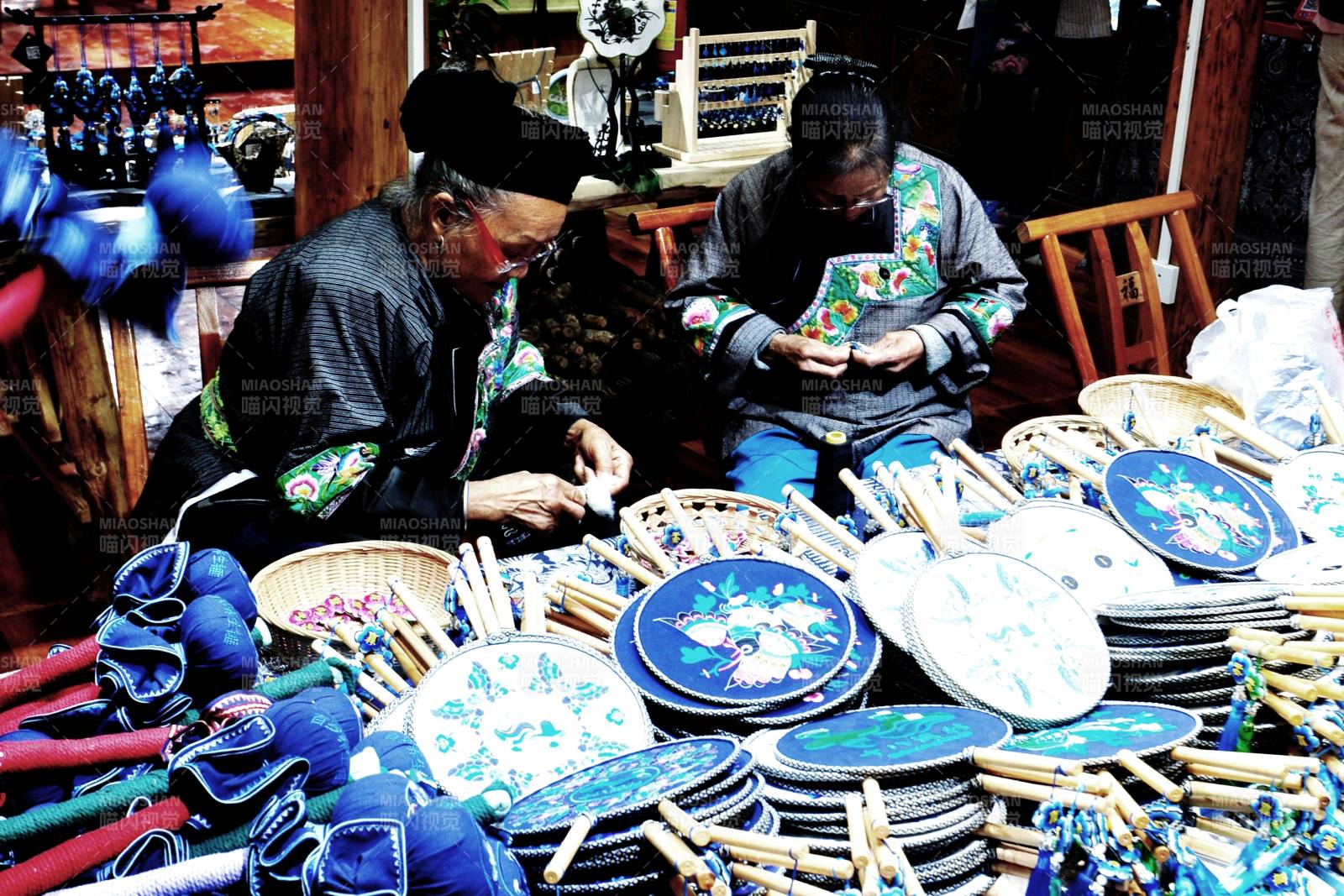 手工艺人制作扇子