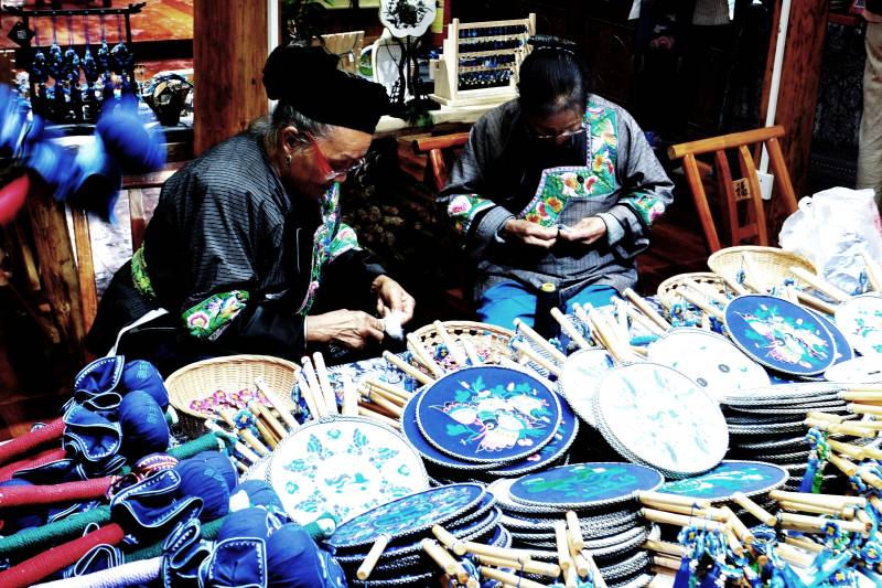 手工艺人制作扇子