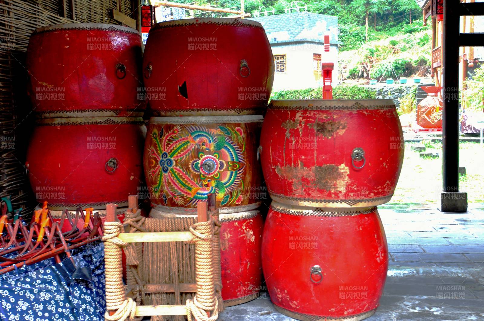 红鼓堆叠 色彩斑斓