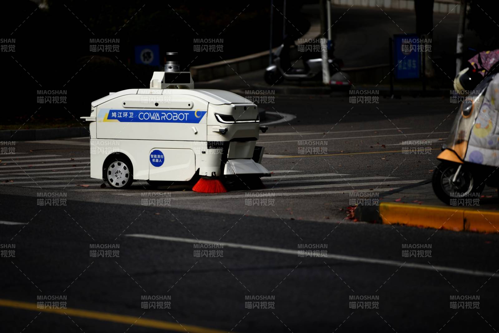 智能清洁机器人作业中