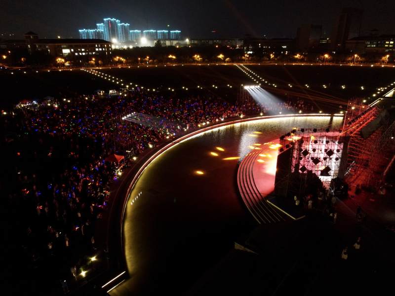 夜幕下的盛大演出