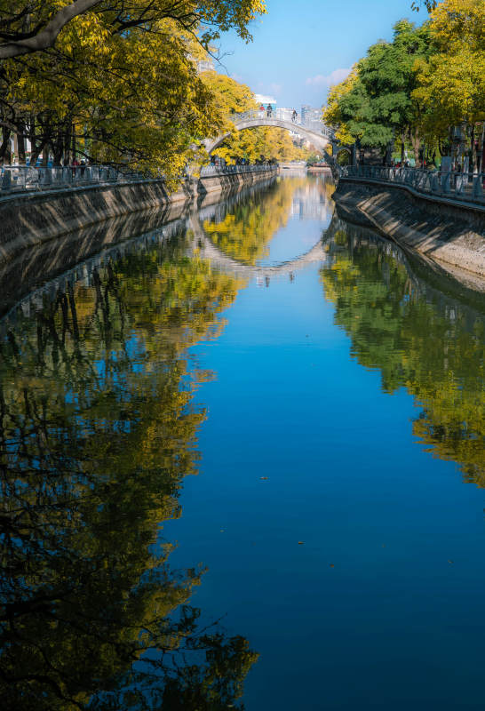 秋水映桥影昆明大观河行人拱桥