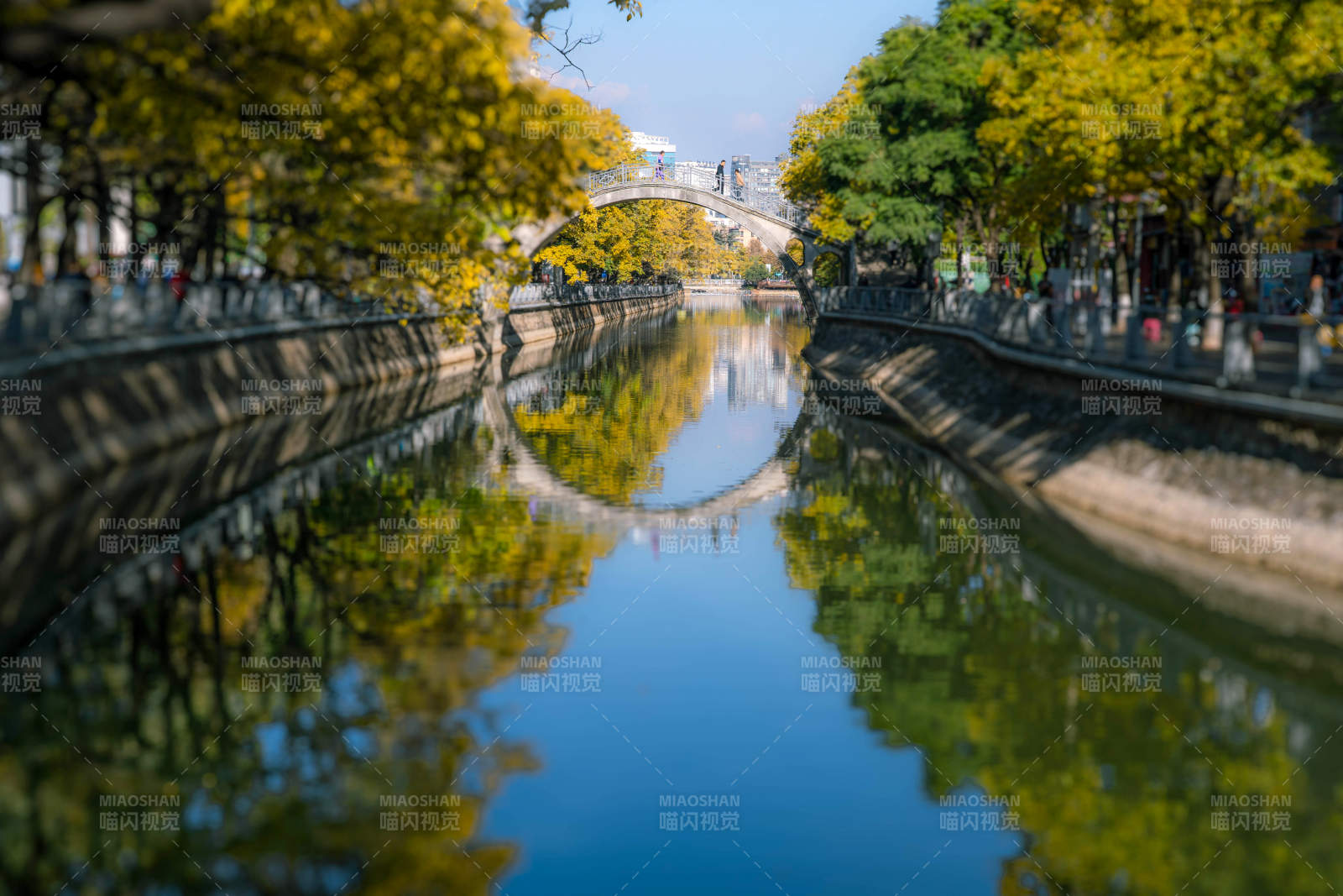 秋水映橋景昆明大觀河行人拱橋