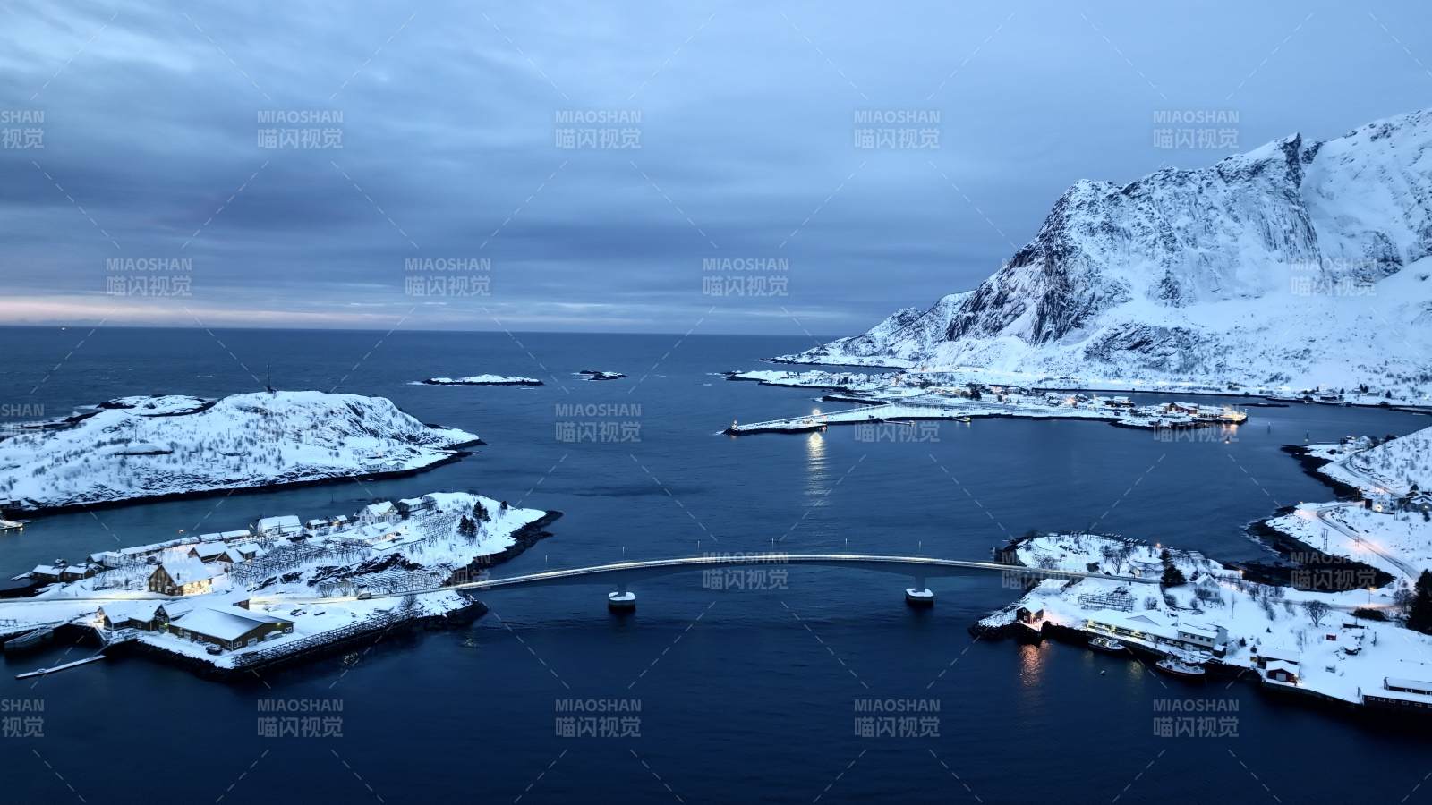 挪威雪夜峡湾桥影