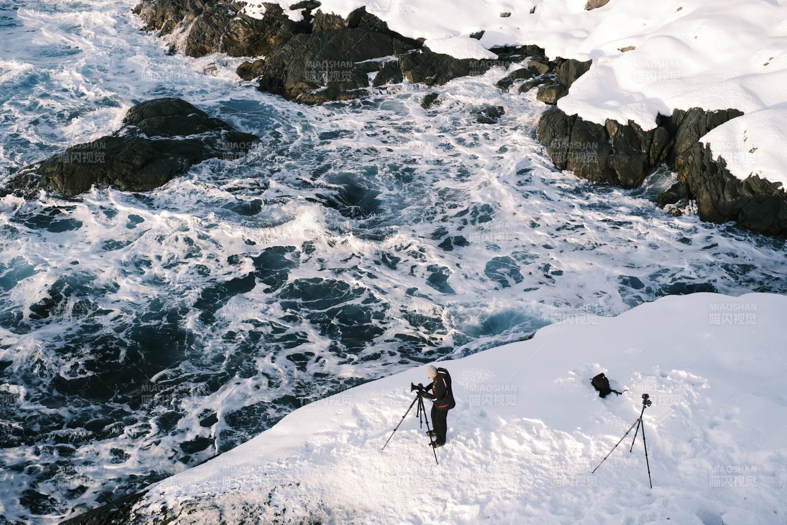 挪威雪崖邊的攝影者