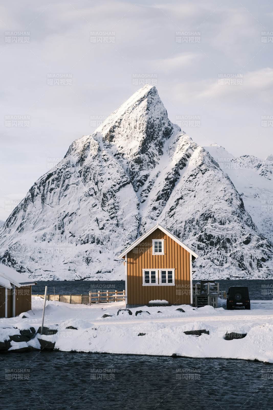 挪威雪山下的木屋