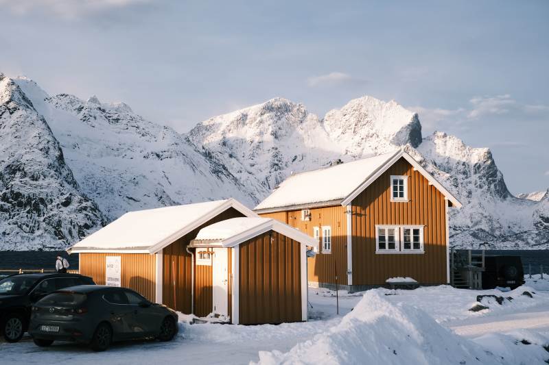 挪威雪山木屋靜謐冬景