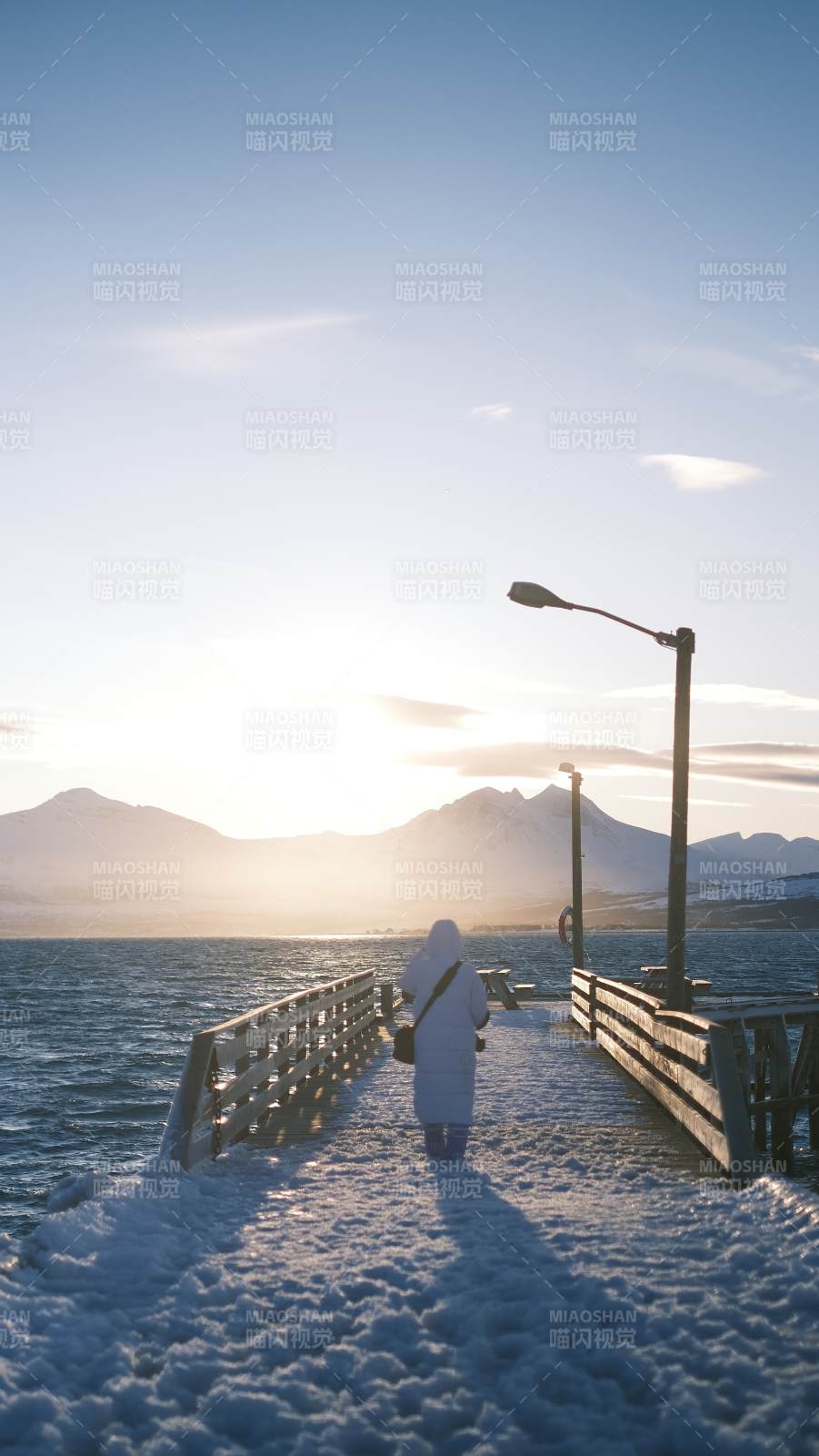 雪桥远眺日出山孤独背影