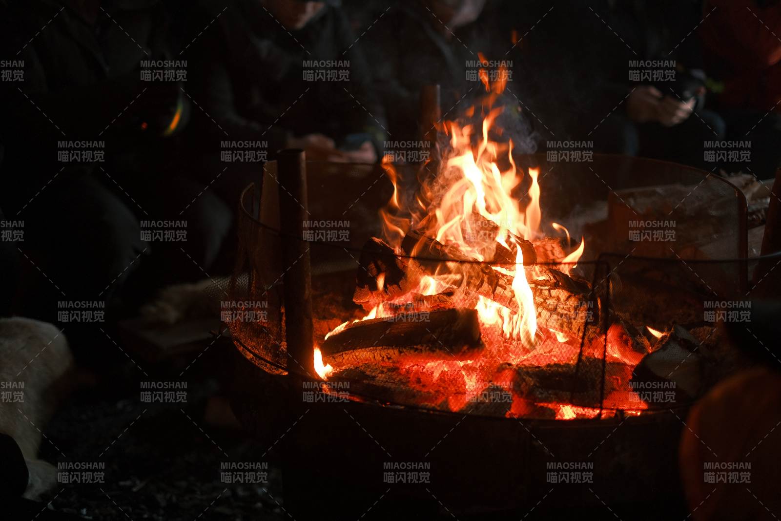 篝火映夜 温暖人心