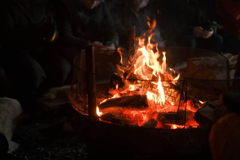 篝火映夜 温暖人心