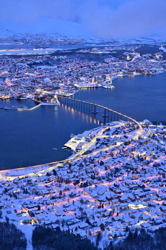 雪夜特羅姆瑟城市燈火璀璨