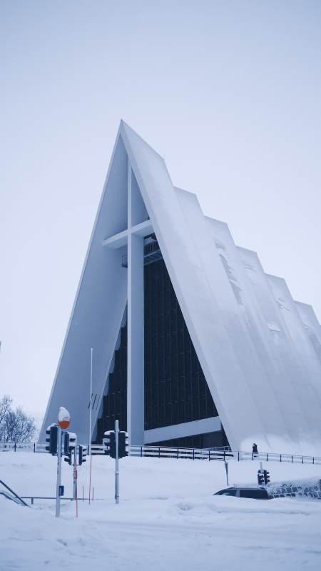 雪中现代教堂特罗姆瑟教堂