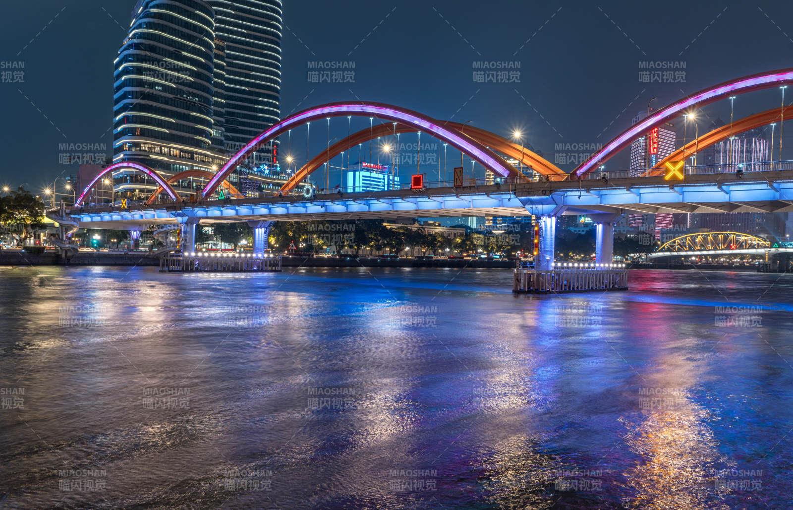 珠江上的广州解放大桥夜景夜桥映水光