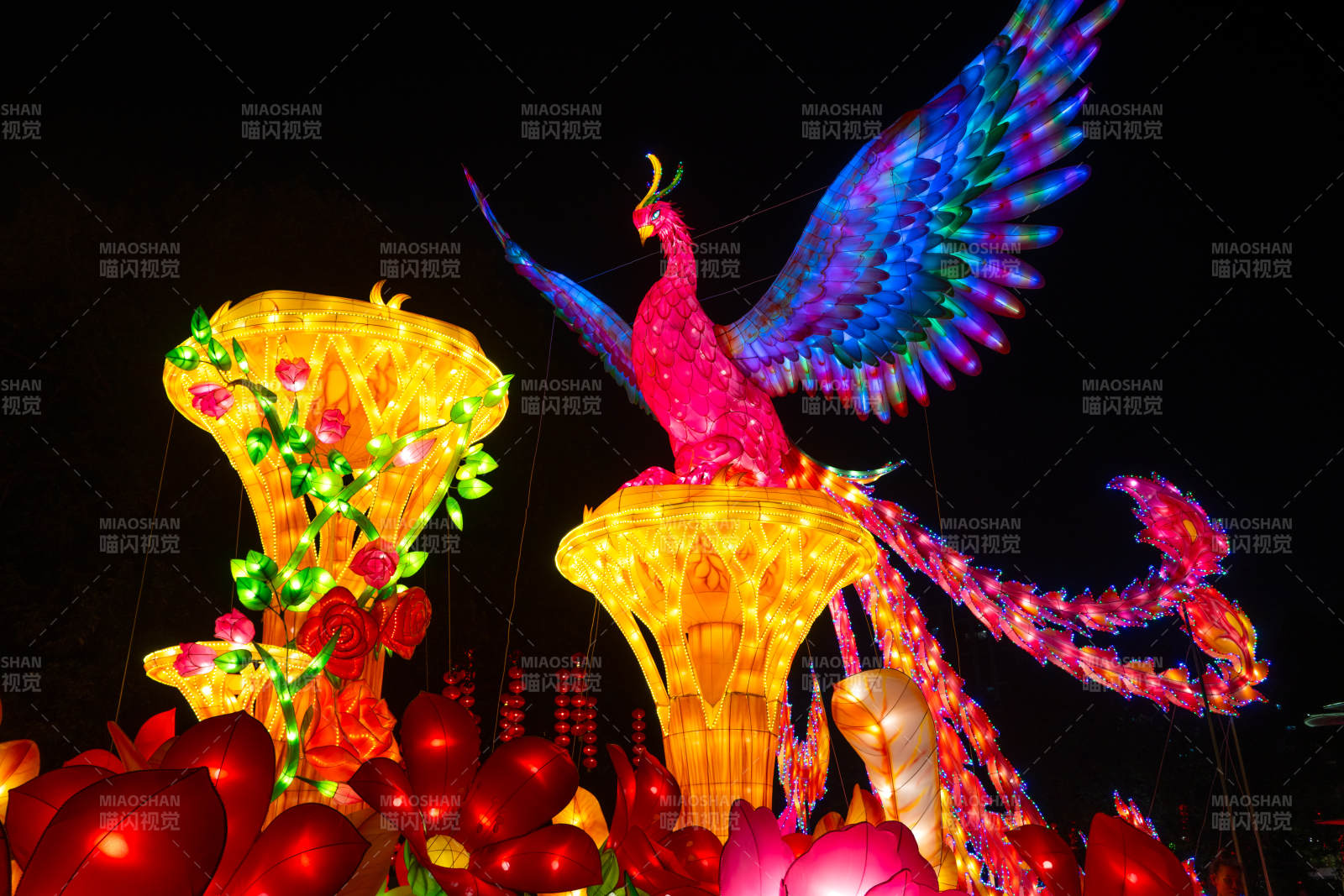 广州文化公园中秋节凤凰造彩灯凤凰展翅飞翔