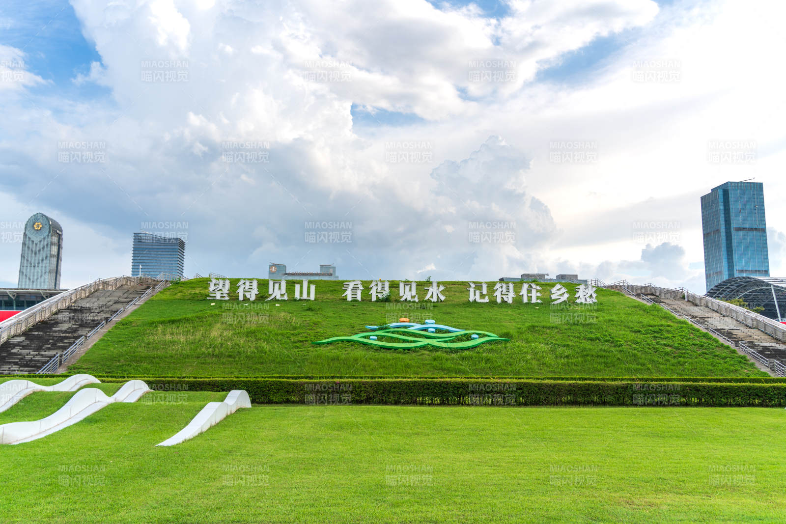 广州会展中心阅江路生态草坪与乡愁标语