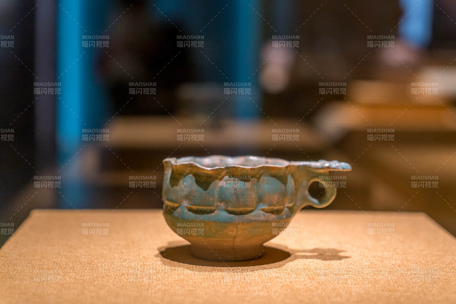 古伊朗古波斯文物绿松石色釉古瓷杯静置展台