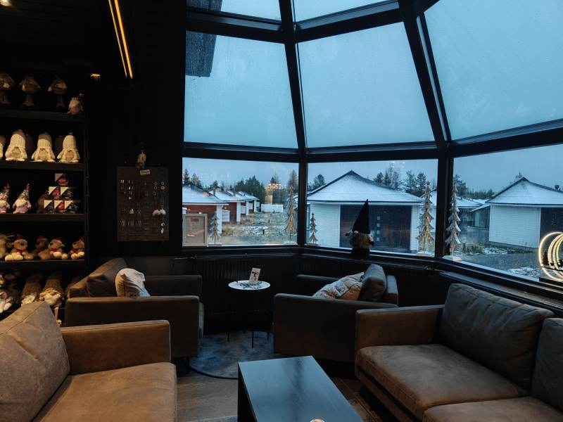 雪景窗边温馨客厅