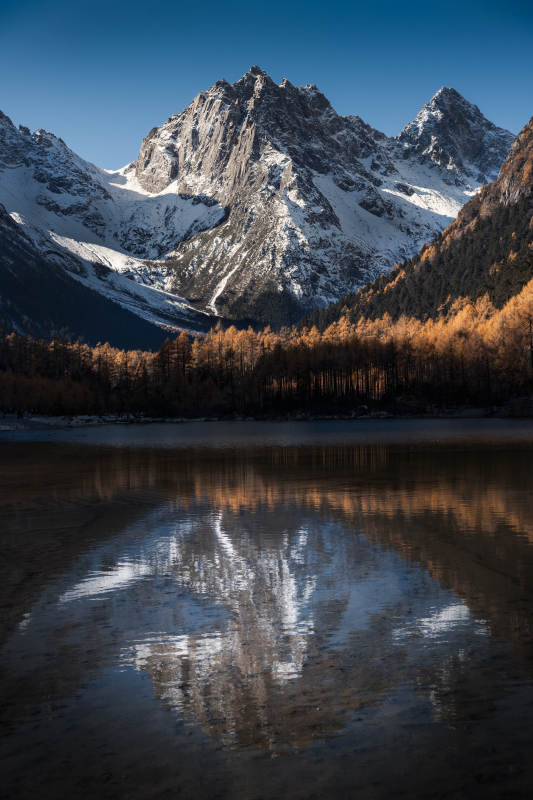 四川阿壩畢棚溝雪山倒影湖中