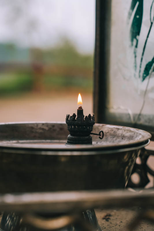 烛光摇曳静谧夜