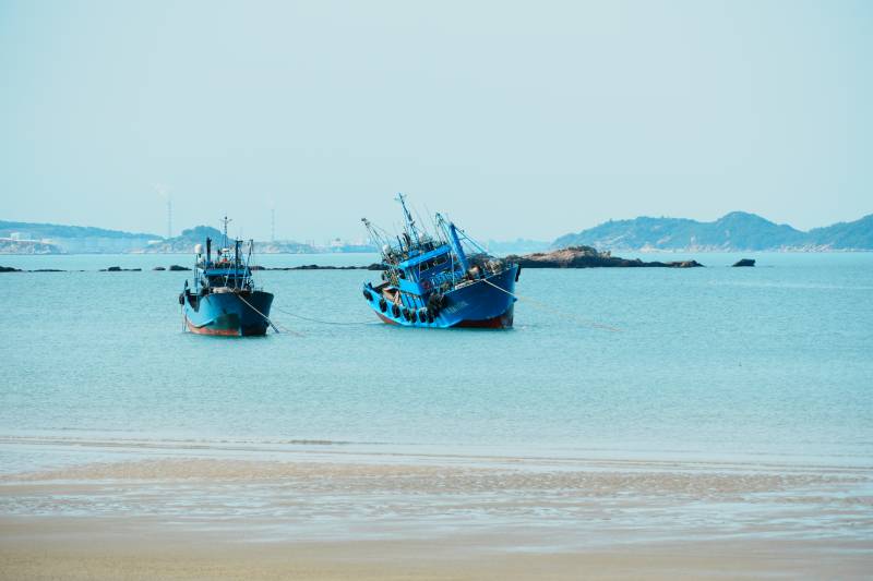 渔舟静泊海天间