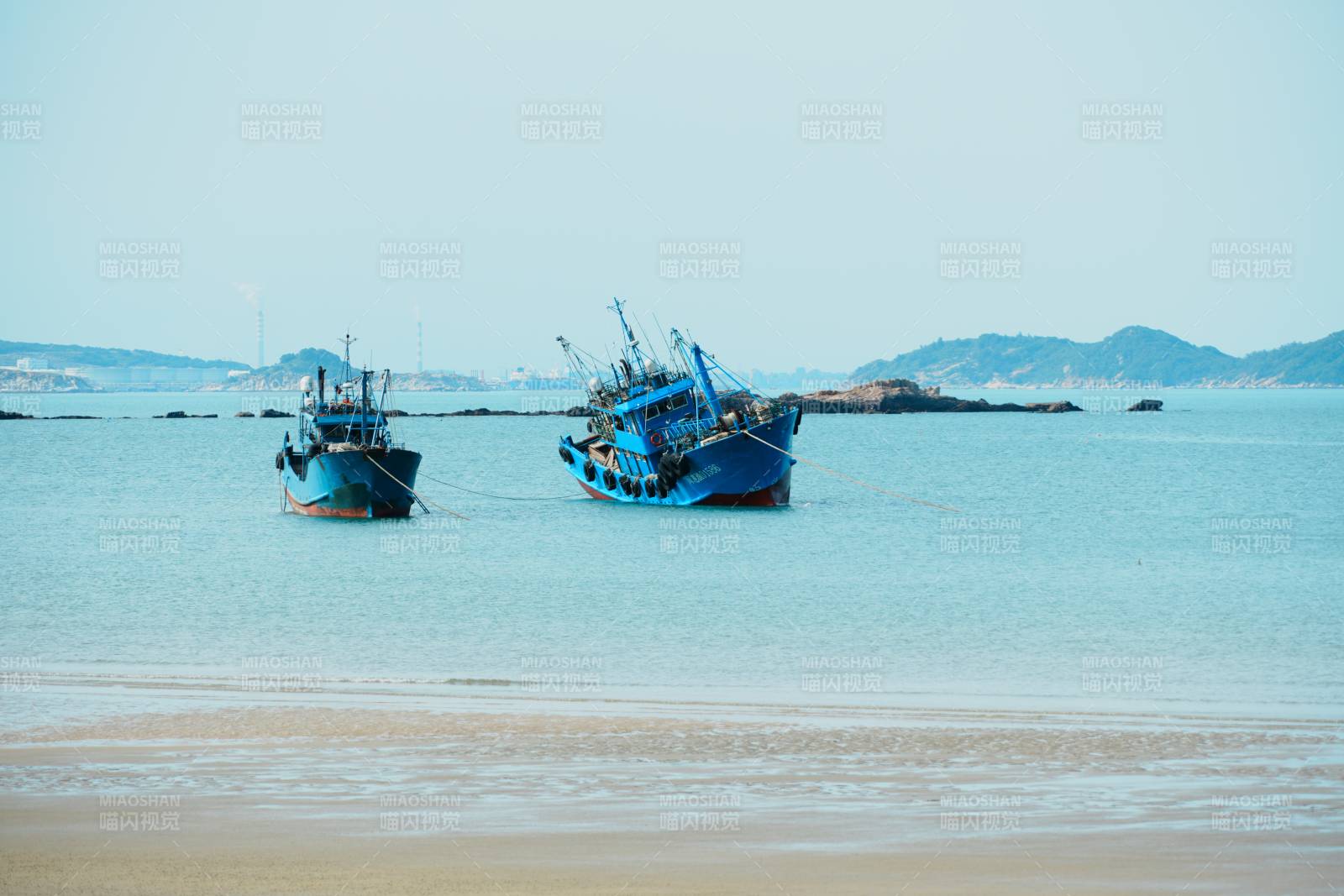 渔舟静泊海天间