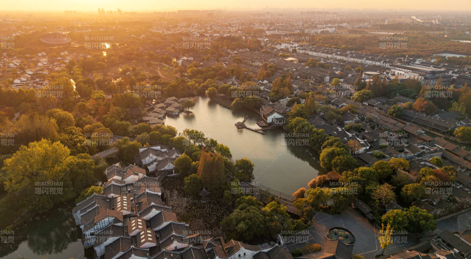秋日湖畔古韻城
