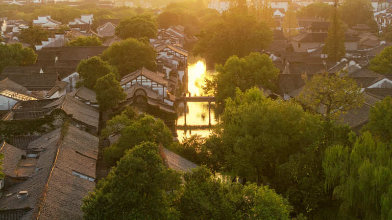 古鎮(zhèn)夕陽(yáng)映水景