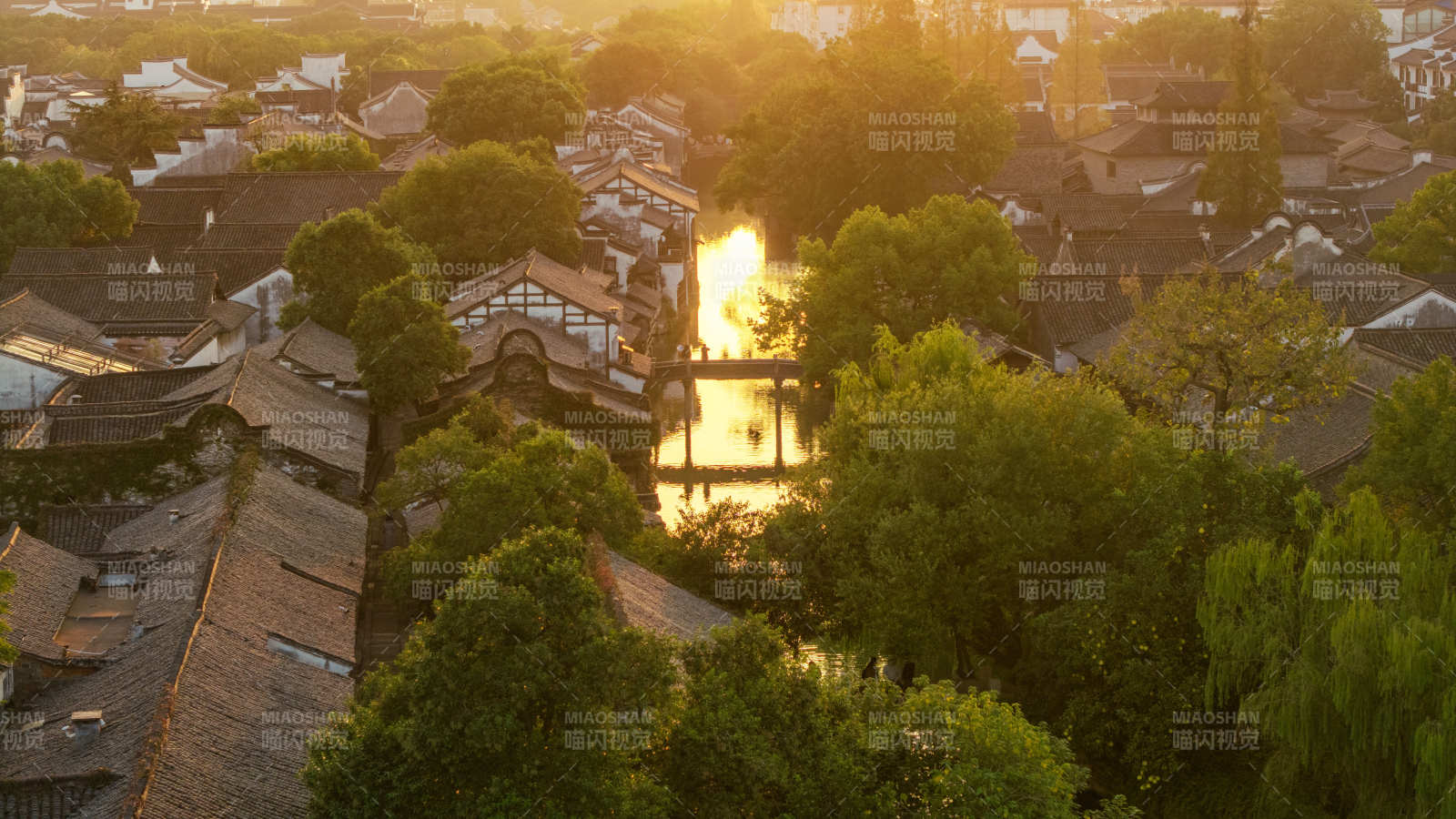古鎮(zhèn)夕陽映水景