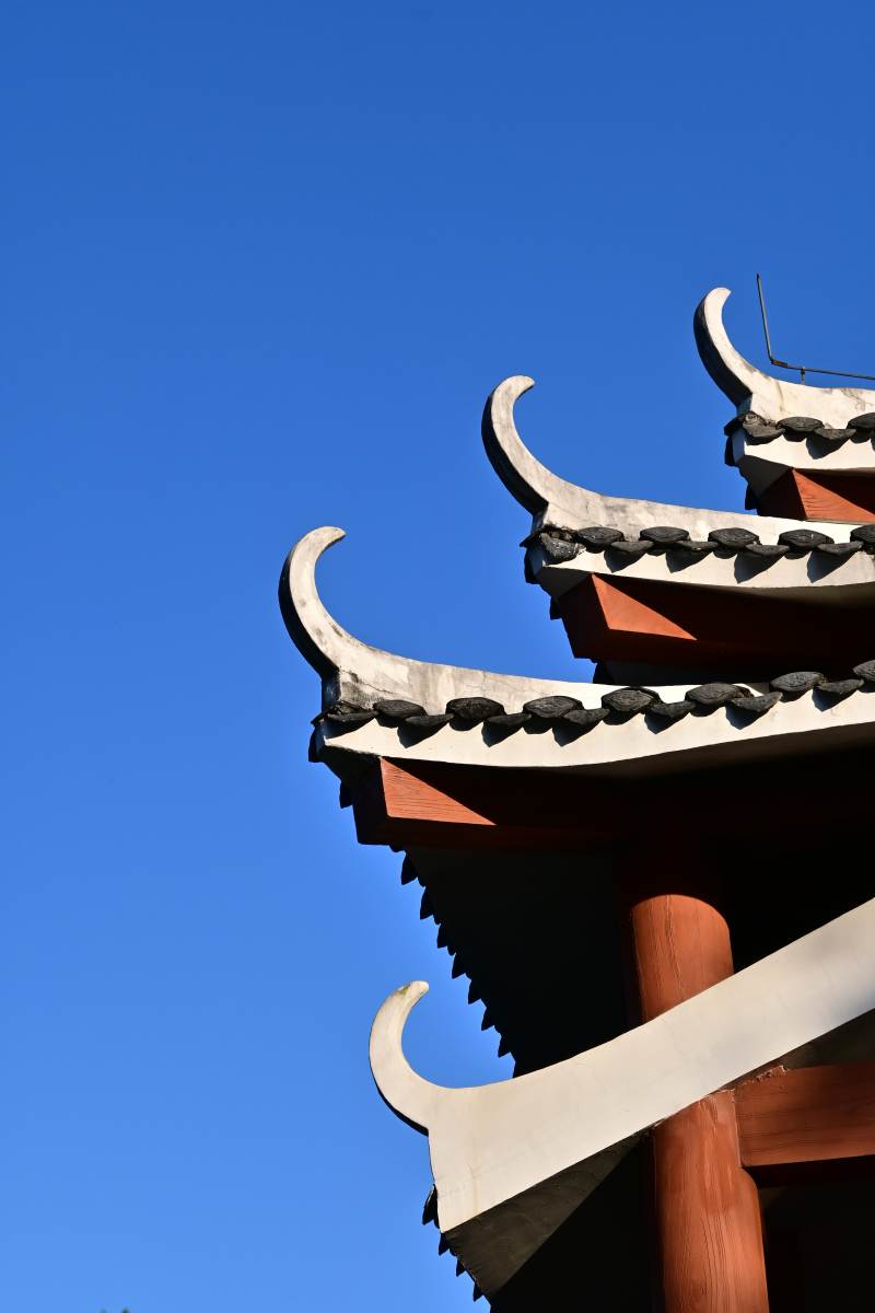 上林水街风雨桥飞檐翘角映蓝天