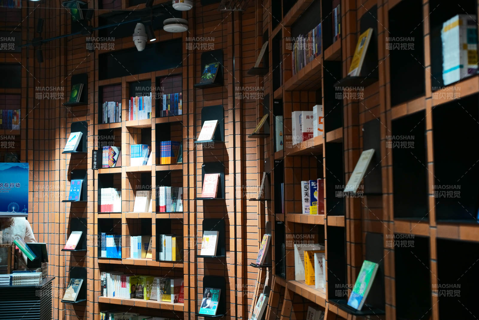 书架陈列的阅读空间