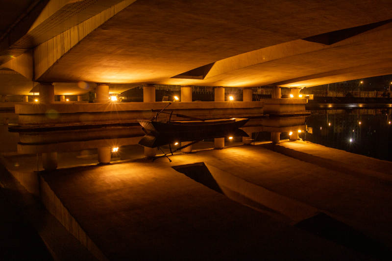 夜泊古船静谧景