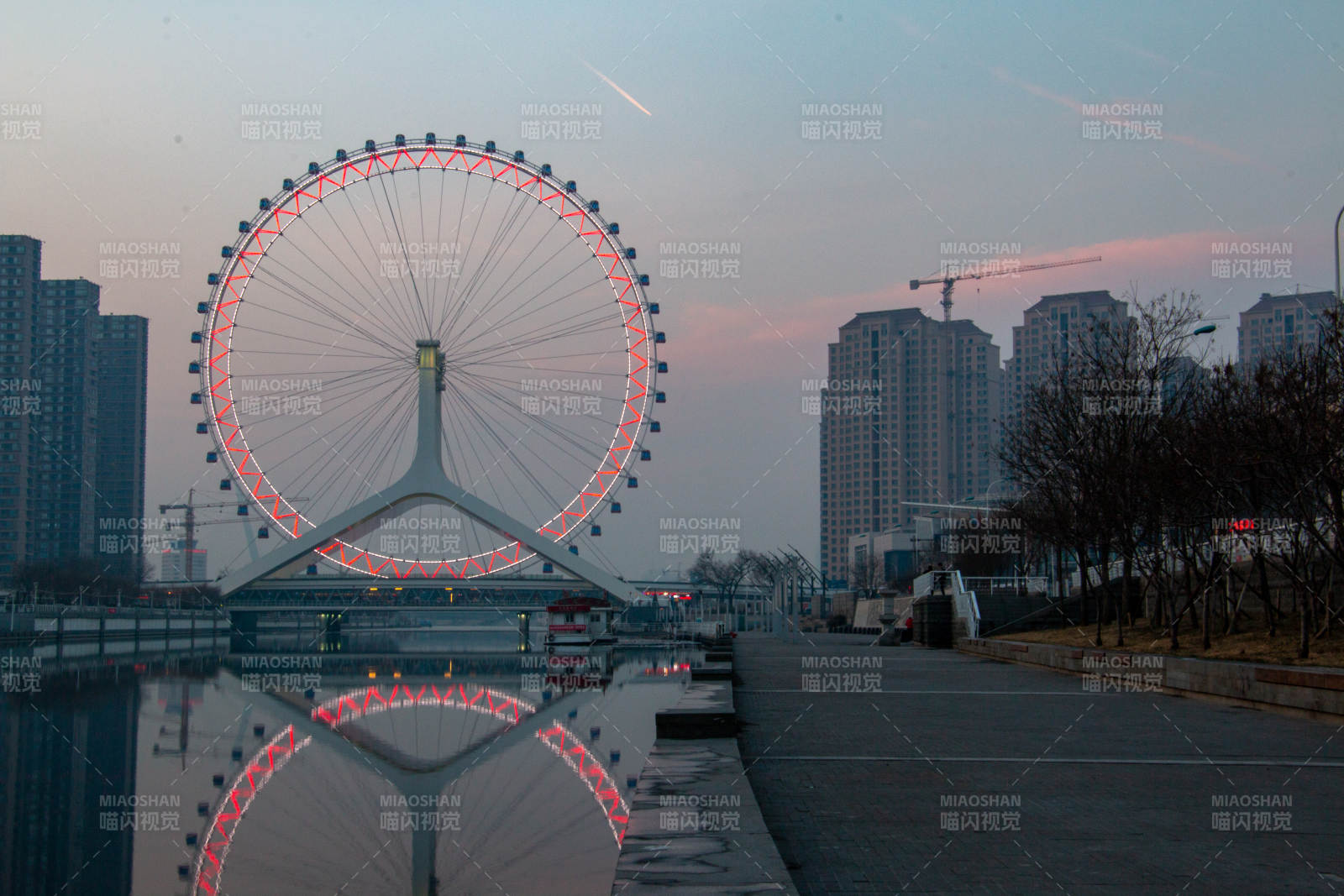 天津之眼摩天轮倒影夜景