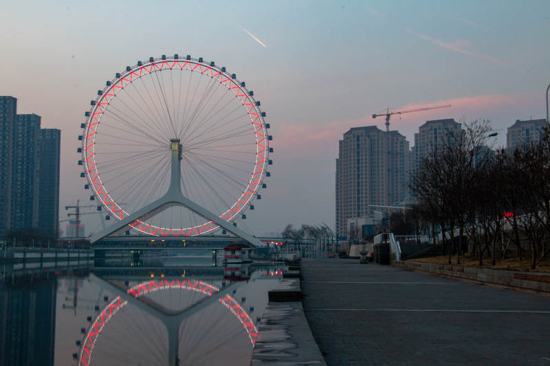 天津之眼摩天轮倒影夜景