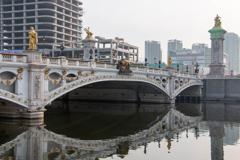 天津北安桥华丽拱桥映水城