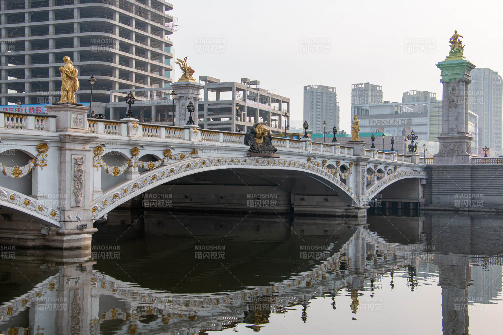 天津北安桥华丽拱桥映水城