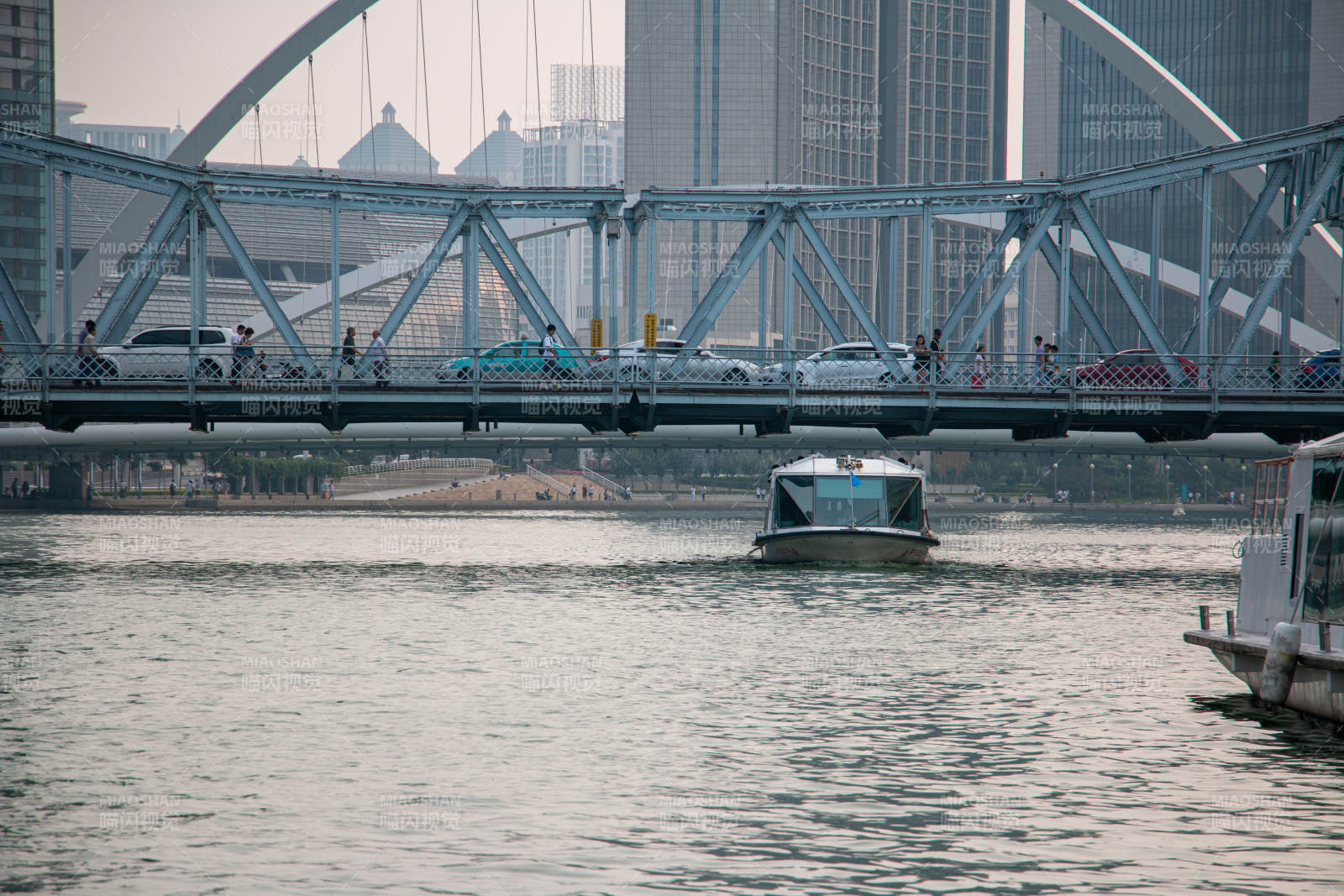 天津橋上車流 水中船行
