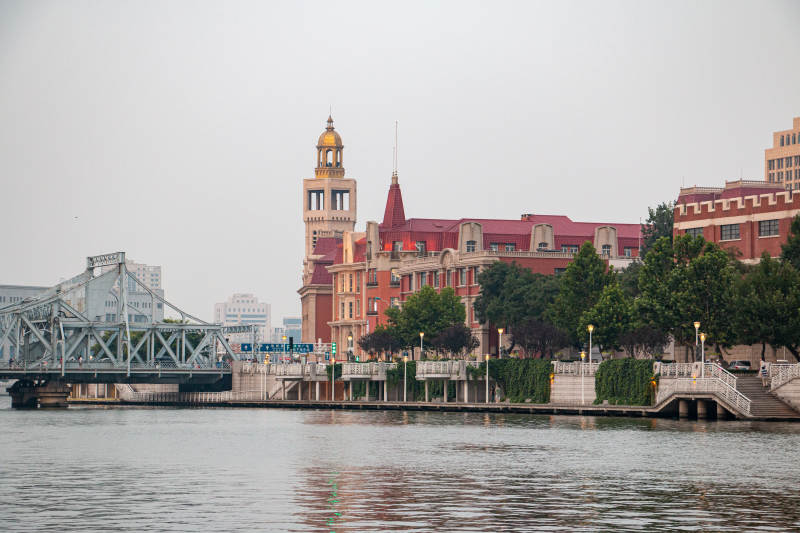 天津津湾广场河畔古建筑风光