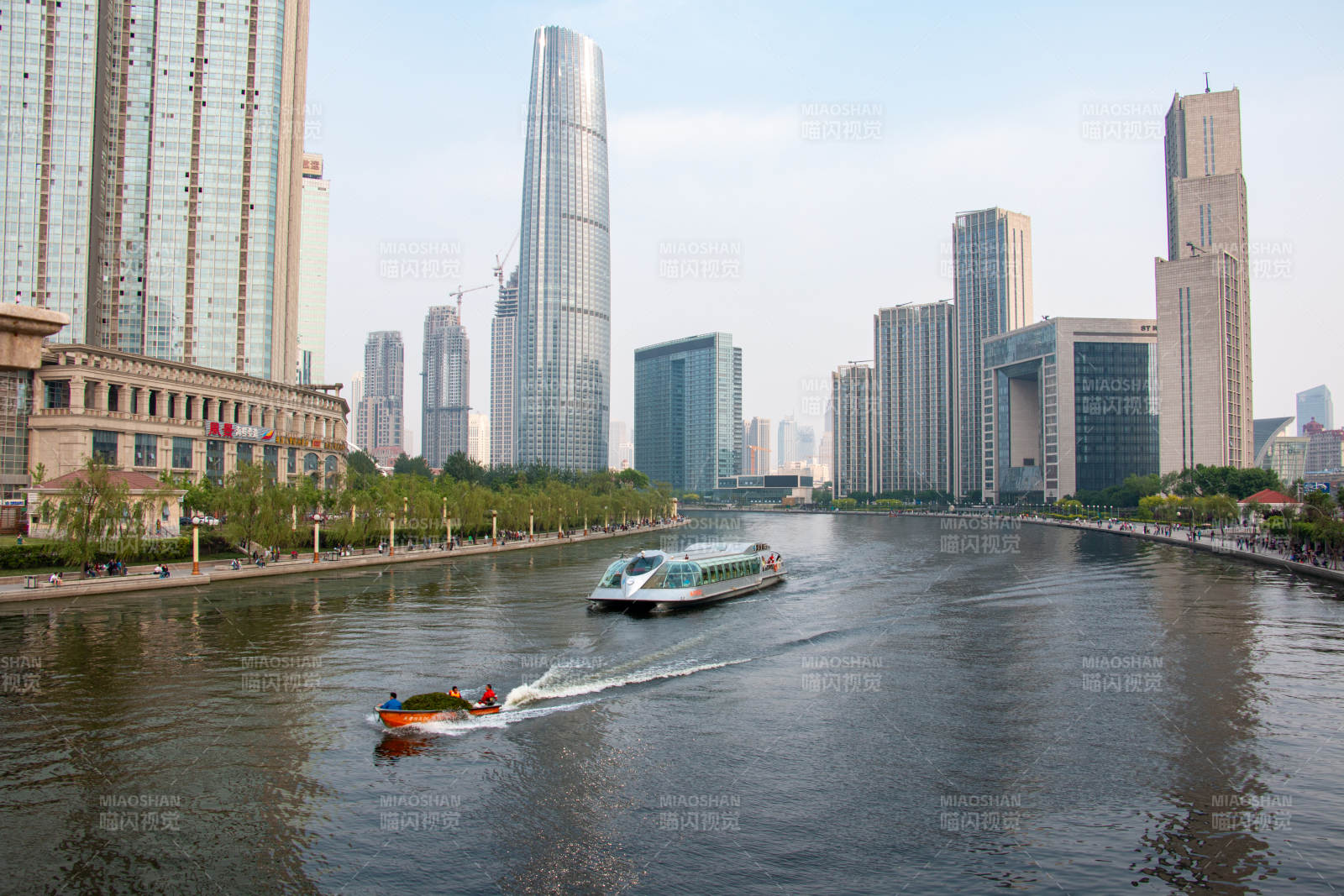 天津海河城市河景与游船