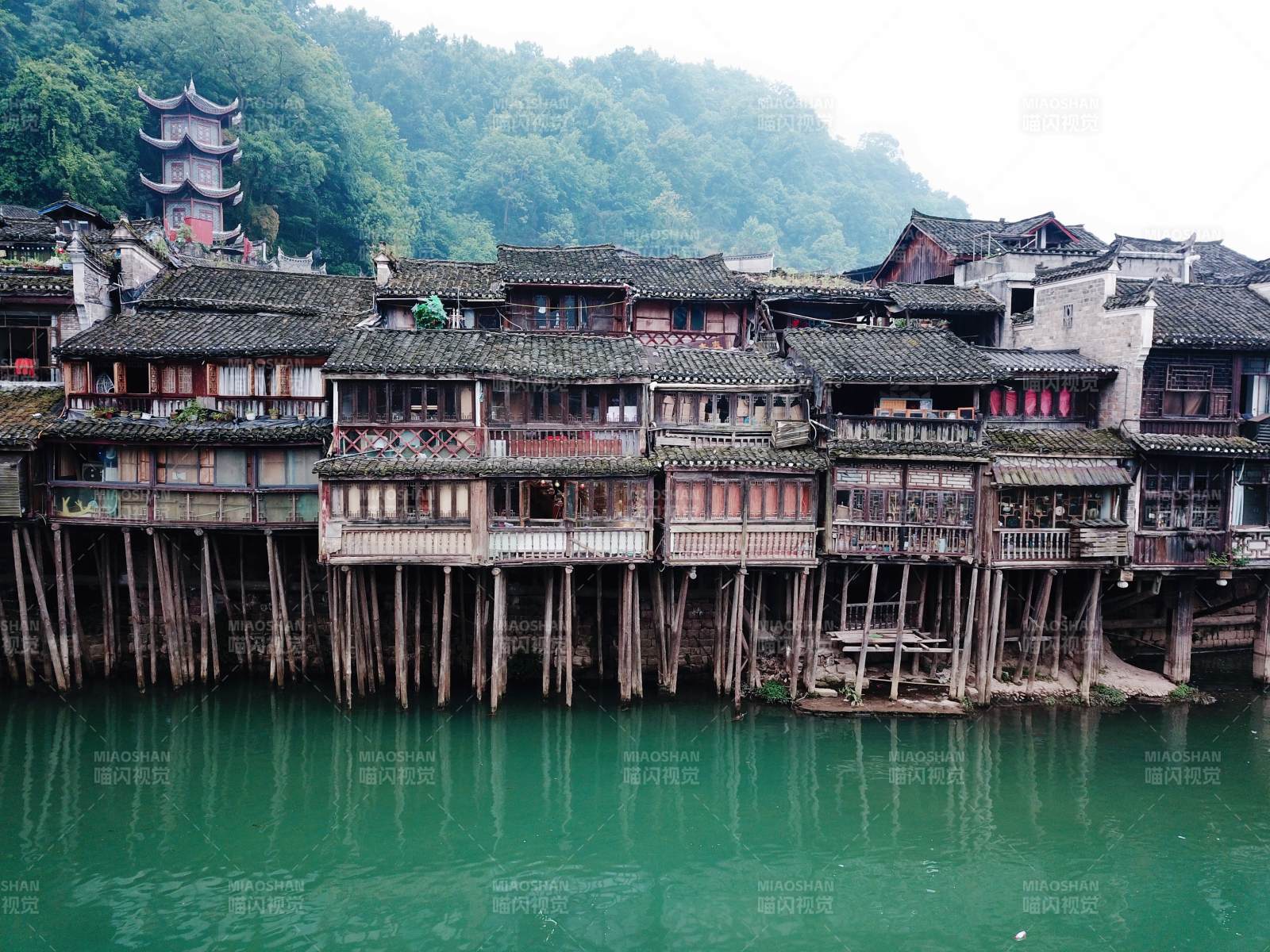 凤凰古城水边古屋静谧景