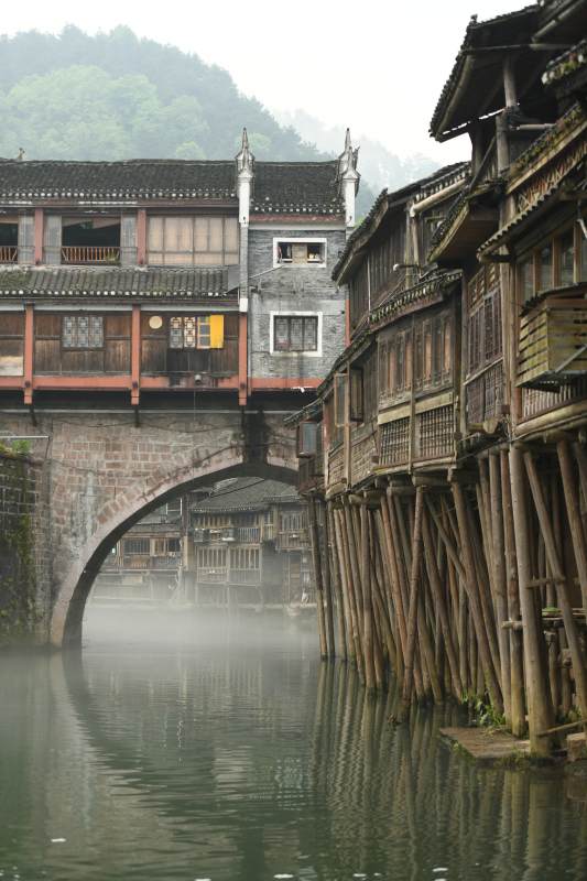凤凰古城雾锁古桥水乡情