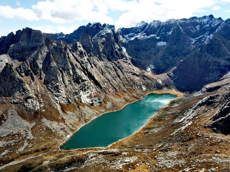 年宝叶则高山碧湖美景