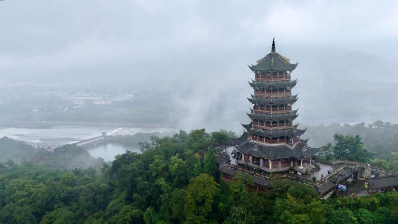 雾中古塔巍然屹立