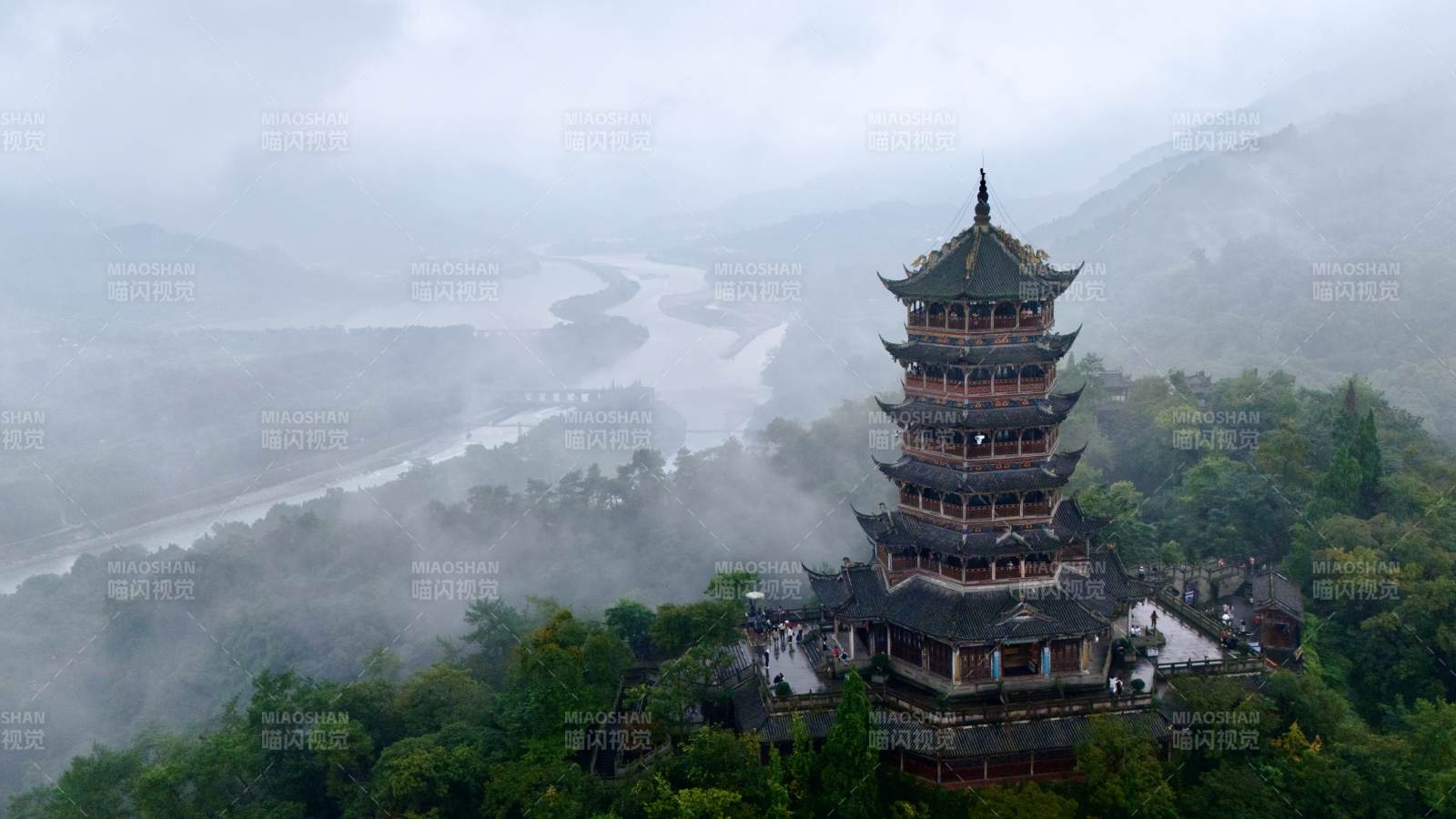 雾中古塔山河景