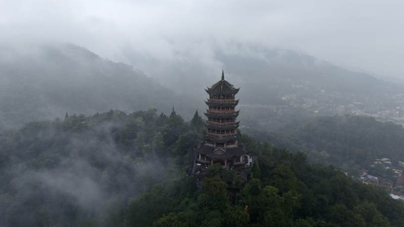 雾中古塔山景