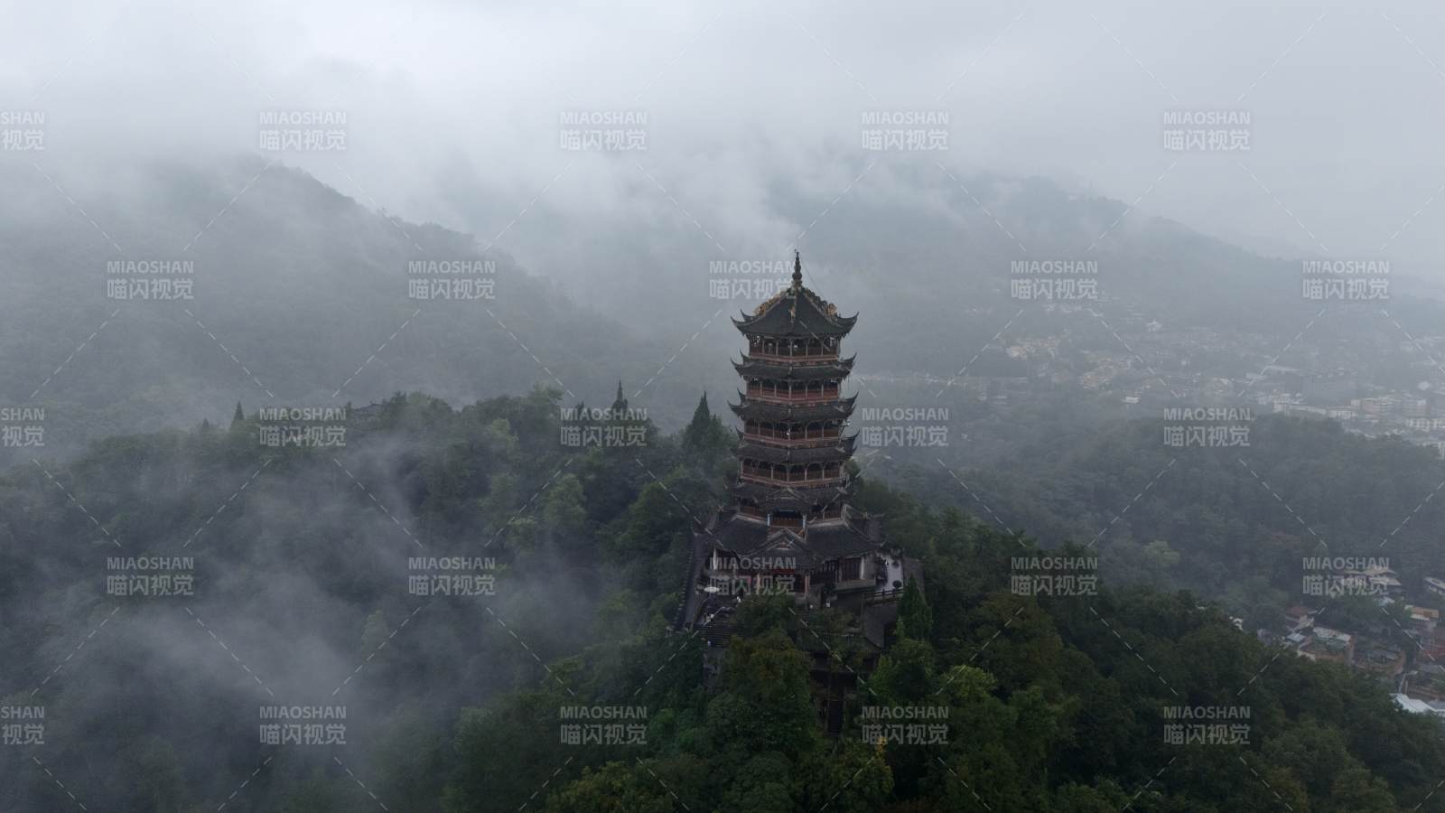 雾中古塔山景