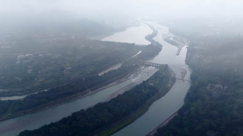 雾中河流与桥梁