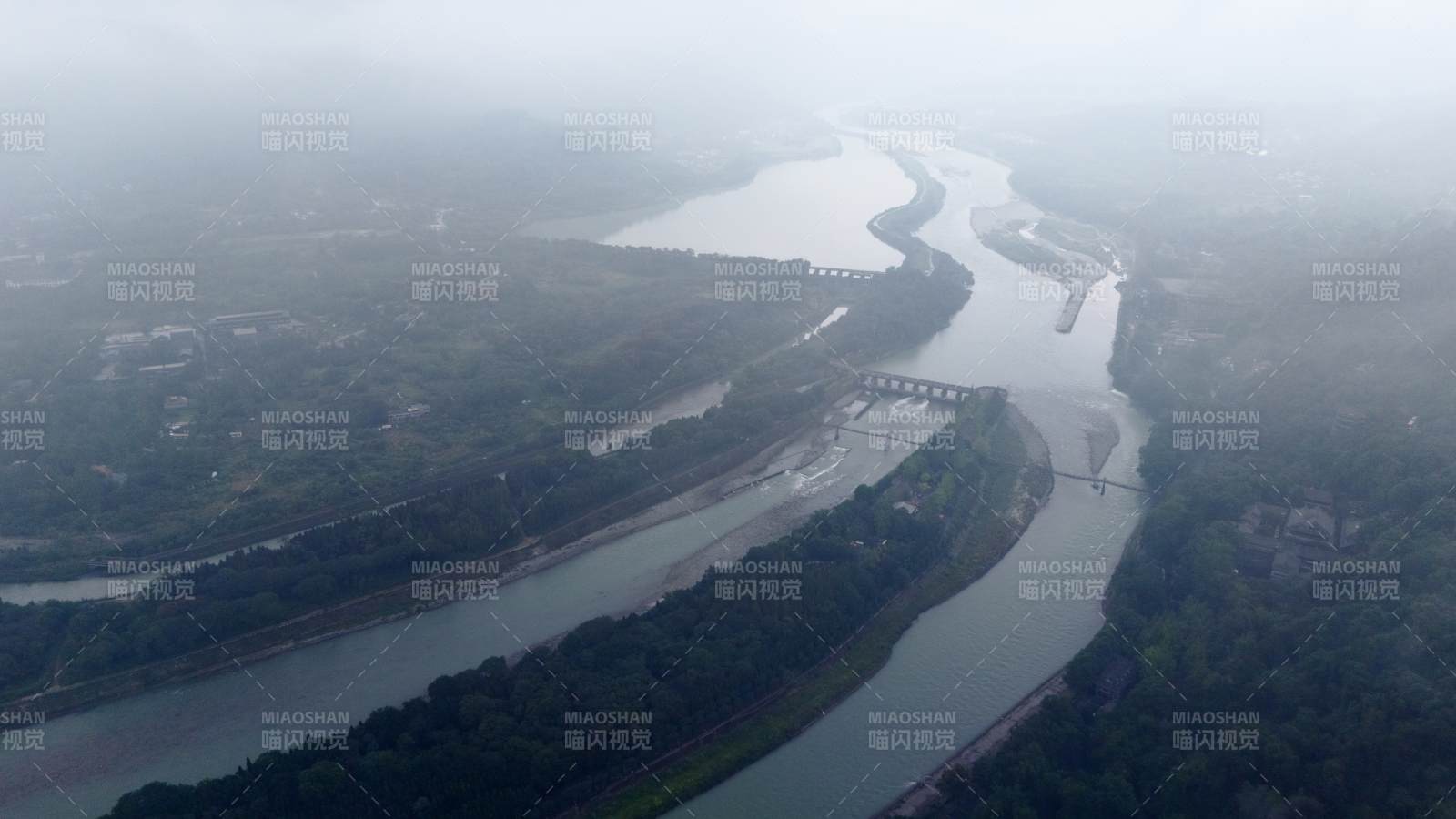 雾中河流与桥梁