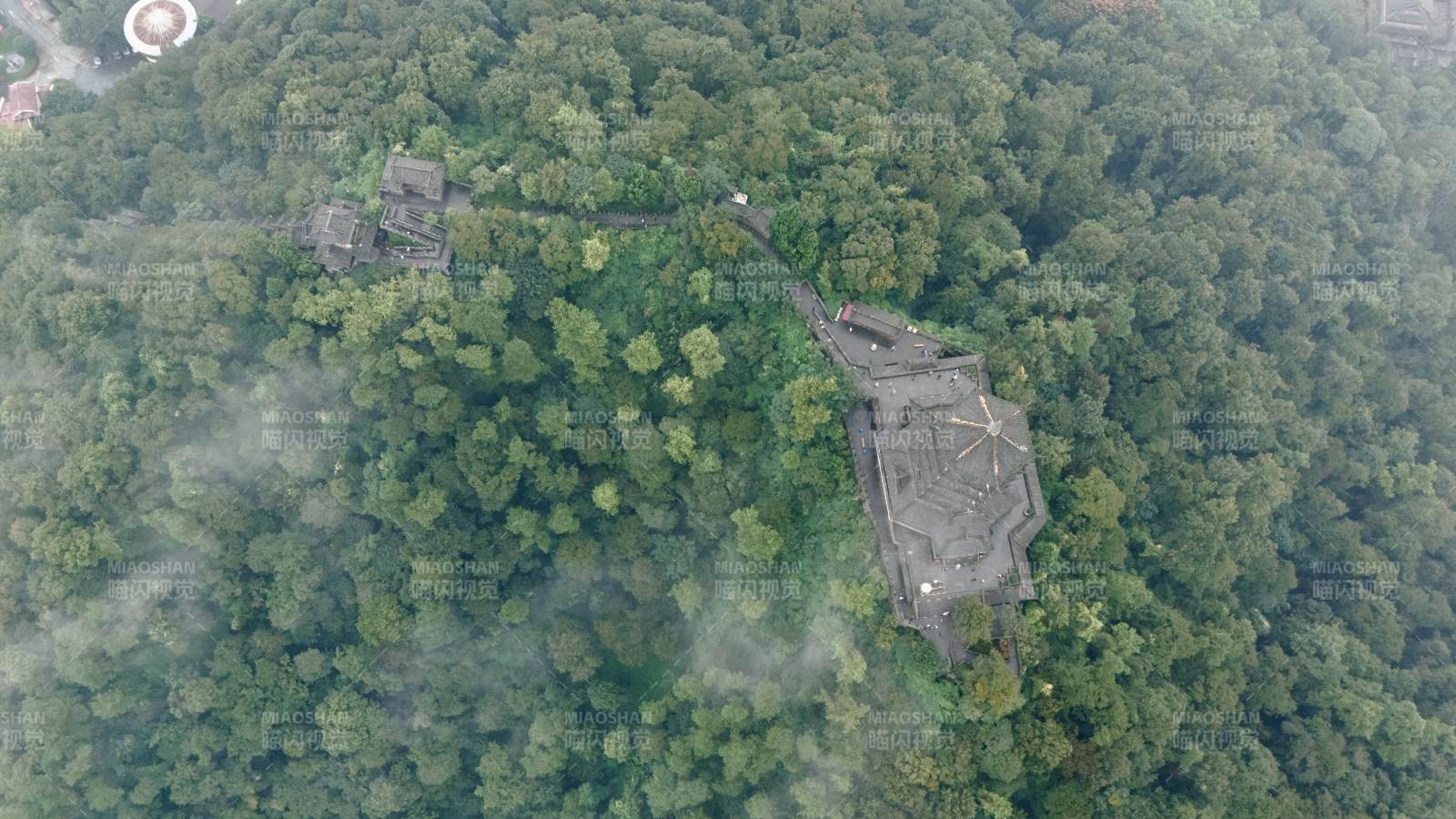 山林古堡航拍图