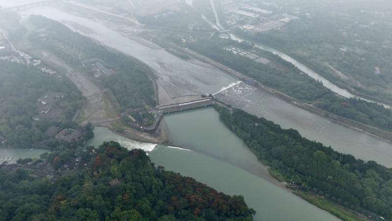 航拍河流交汇处